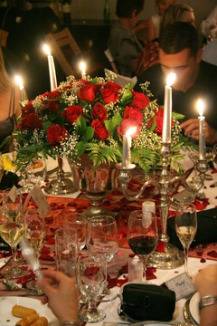 Red roses for a formal wedding dinner